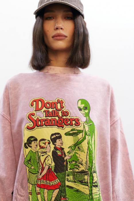 Sweatshirt powdery hearts don’t talk to strangers