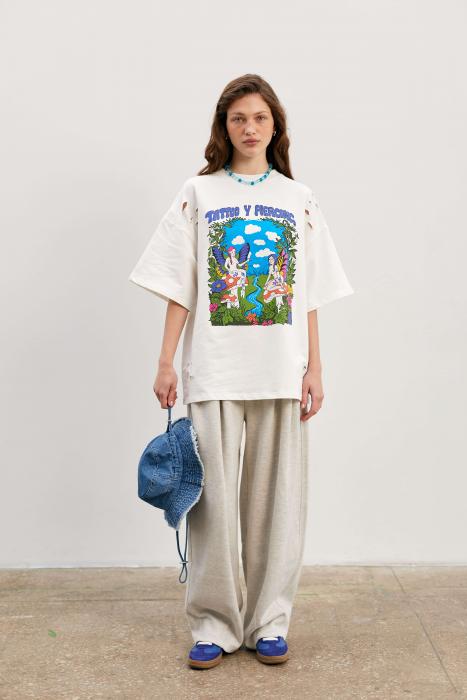T-shirt oversized white tattoo and piercing